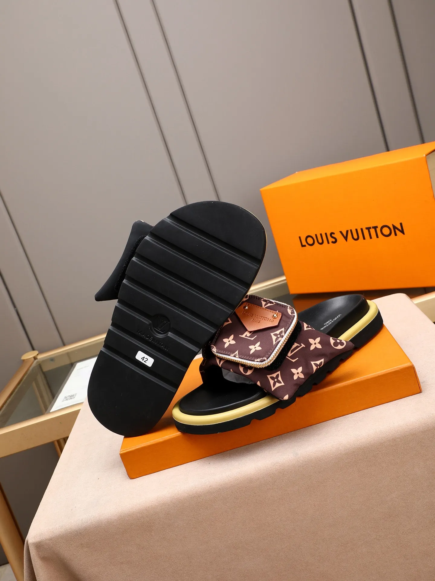 PP400 couple model with drawer box [LOUIS VUITTON] Louis Vuitton, the latest LV official website printed wallet and men's and women's slippers🔥🔥🔥 are now on the market. The drawer box is packed with cloth bags and cards. The upper pattern looks very soft and waxy, and it is a super versatile leg slimming tool. Fabric: Imported denim/down silk cotton embossed, official website pattern printing, lining: water-dyed sheepskin down filling, comfortable to wear, feet: high elastic PU water table. Sole: foam sole, heel height: about 5cm. Size 35-46, 35, 45 and 46 are custom-made and cannot be returned or exchanged. Color: multiple colors available.